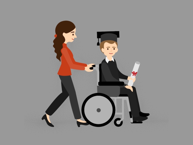 Osobná asistentka tlačí študenta na vozíku s diplomom v ruke